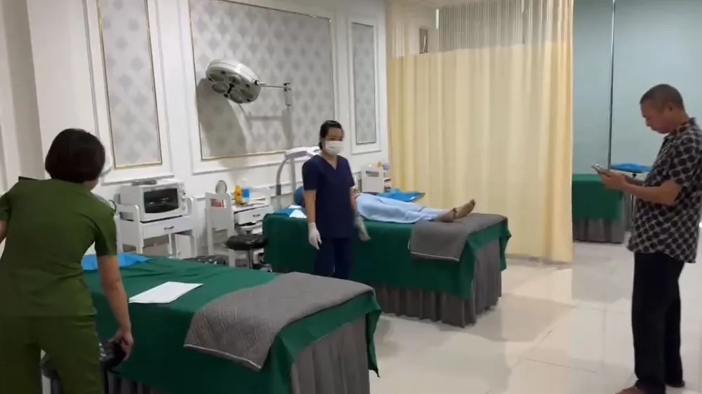 Lực lượng công an kiểm tra các cơ sở thẩm mỹ trên địa bàn Đà Nẵng. Ảnh: XUÂN QUỲNH