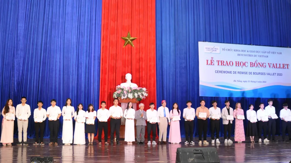 Trao 235 suất học bổng cho học sinh, sinh viên có thành tích học tập xuất sắc