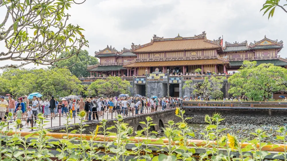 Đông đúc du khách tham quan Đại nội Huế. Ảnh: VĂN THẮNG