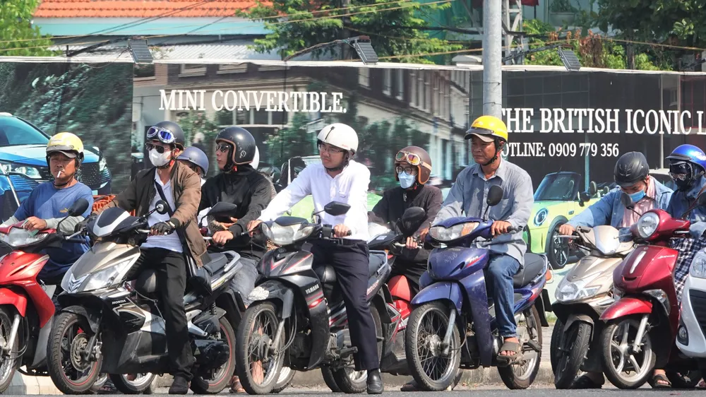 Mật độ giao thông qua lại cao tại tuyến Xô Viết Nghệ Tĩnh. Ảnh: XUÂN QUỲNH