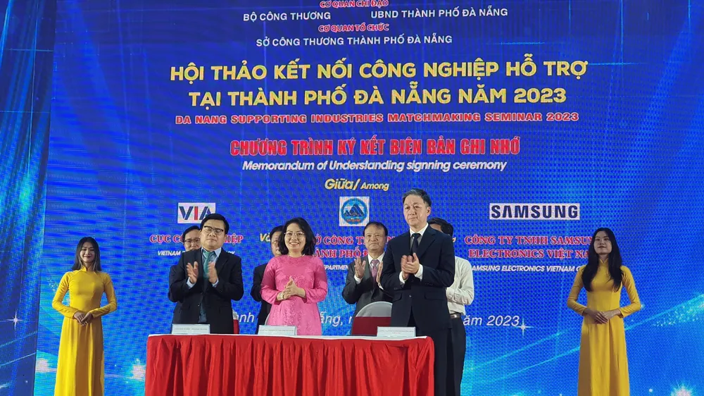 Ký kết biên bản ghi nhớ phát triển nhà máy thông minh tại miền Trung. Ảnh: XUÂN QUỲNH