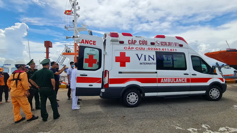 Xe cấp cứu của Bệnh viện Vinmec Đà Nẵng tiếp nhận nạn nhân và đưa vào bệnh viện để điều trị