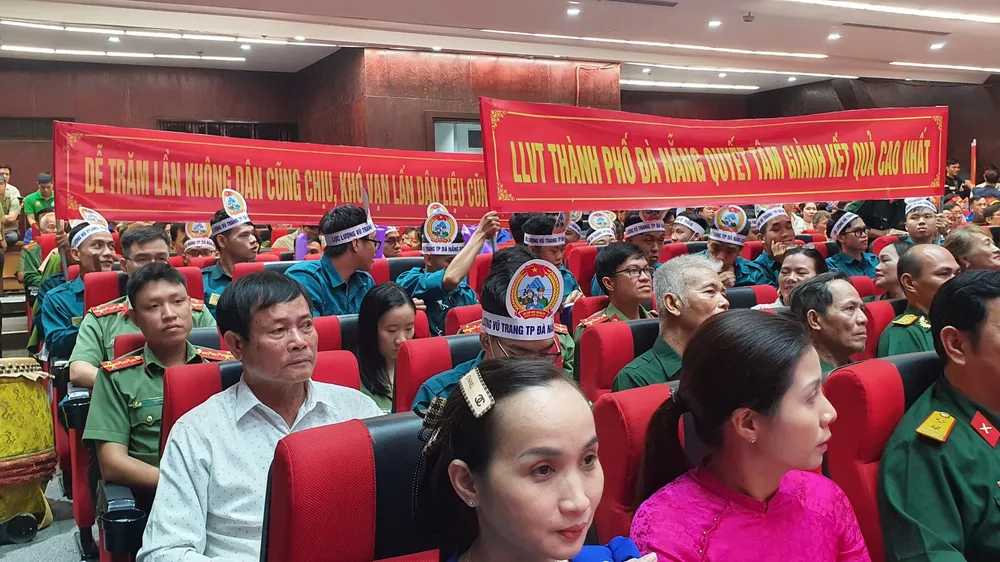 Cổ động viên cỗ vũ cho hội thi. Ảnh: XUÂN QUỲNH