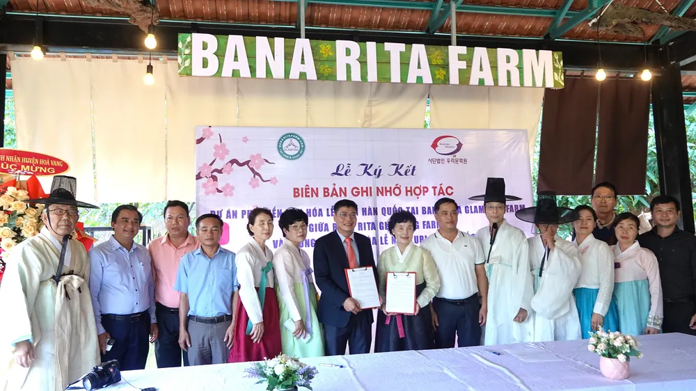 Hai bên tiến hành ký kết hợp tác. Ảnh: XUÂN QUỲNH
