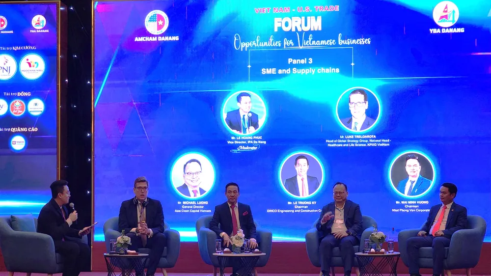 Các diễn giả tham gia phiên thảo luận doanh nghiệp nhỏ và vừa và Chuỗi cung ứng. Ảnh: XUÂN QUỲNH