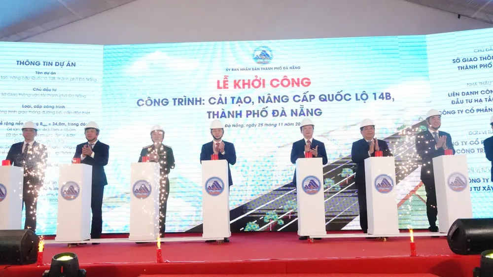 Các đại biểu thực hiện nghi thức khởi công. Ảnh: XUÂN QUỲNH