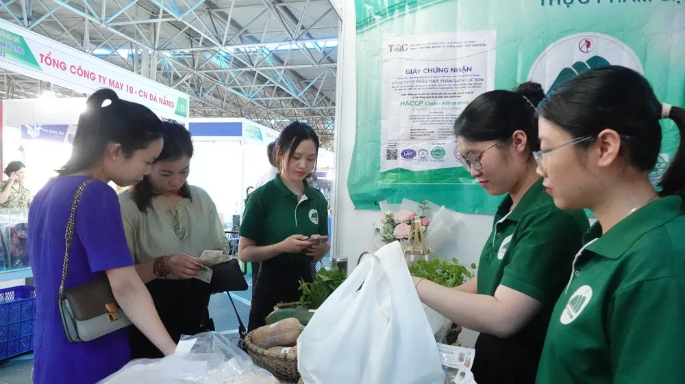 Thời gian trưng bày gian hàng đến hết ngày 7-12. Ảnh: XUÂN QUỲNH