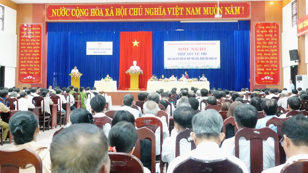 Toàn cảnh buổi tiếp xúc cử tri. Ảnh: XUÂN QUỲNH