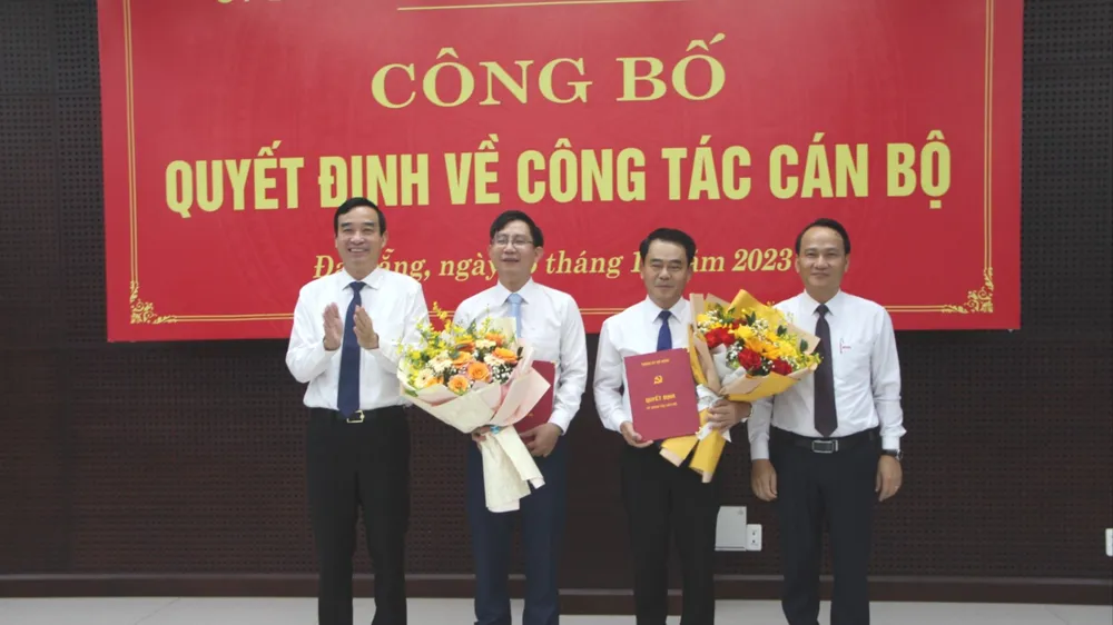Trao quyết định công tác cán bộ. Ảnh: XUÂN QUỲNH