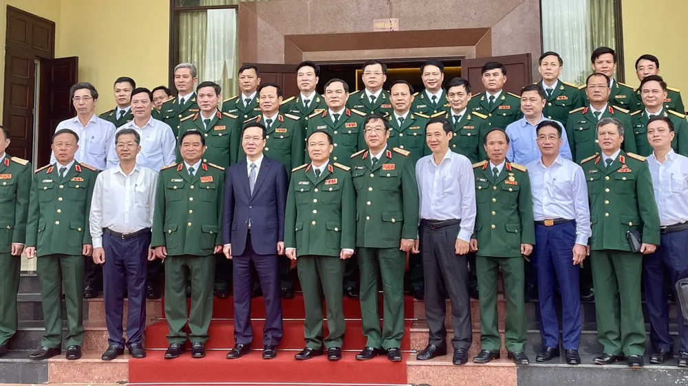 Chủ tịch nước Võ Văn Thưởng và đoàn công tác chụp ảnh lưu niệm với Bộ Tư lệnh Quân khu 5