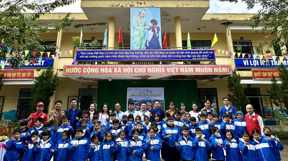 Các em học sinh Trường Tiểu học Hòa Phú có áo ấm mới
