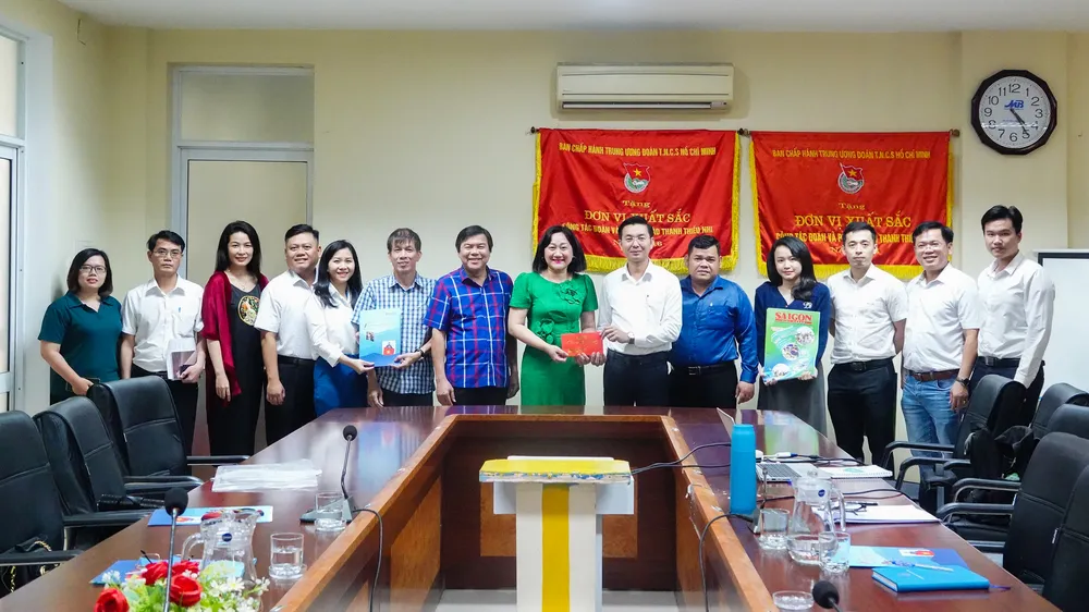 Báo Sài Gòn Giải Phóng trao quà lưu niệm cho Thành Đoàn Đà Nẵng tại buổi làm việc. Ảnh: NGUYỄN CƯỜNG