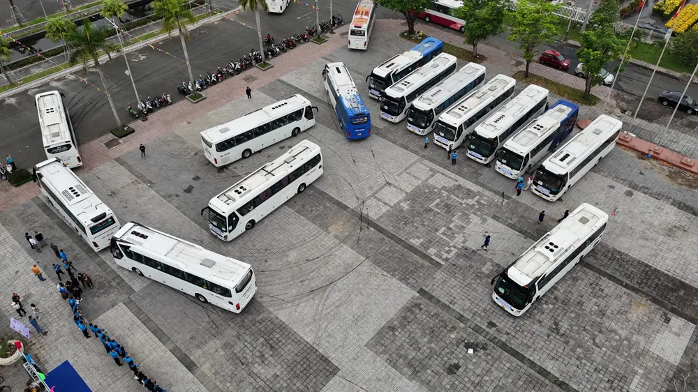 Đây là ngày có số chuyến xe đưa người lao động về quê ăn tết đông nhất với hơn 30 chuyến. Ảnh: XUÂN QUỲNH