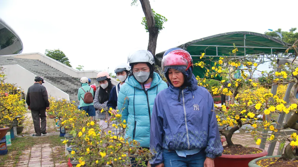 Người dân đi chợ hoa ngày 30 tết. Ảnh: XUÂN QUỲNH