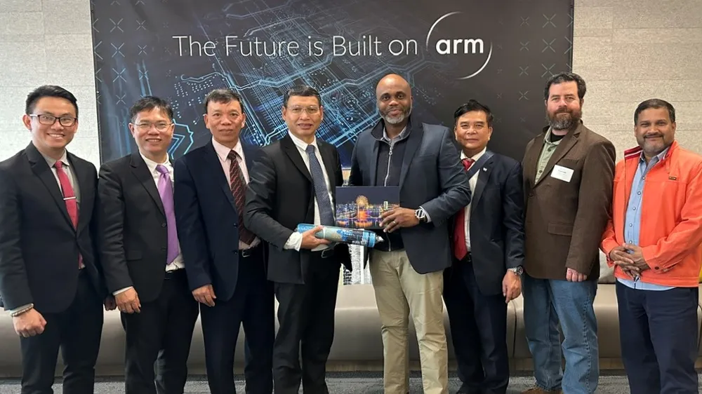 Đoàn công tác TP Đà Nẵng chụp lưu niệm cùng Công ty ARM