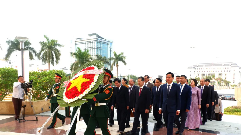 Đoàn lãnh đạo TP Đà Nẵng dâng hoa tưởng niệm các anh hùng liệt sĩ