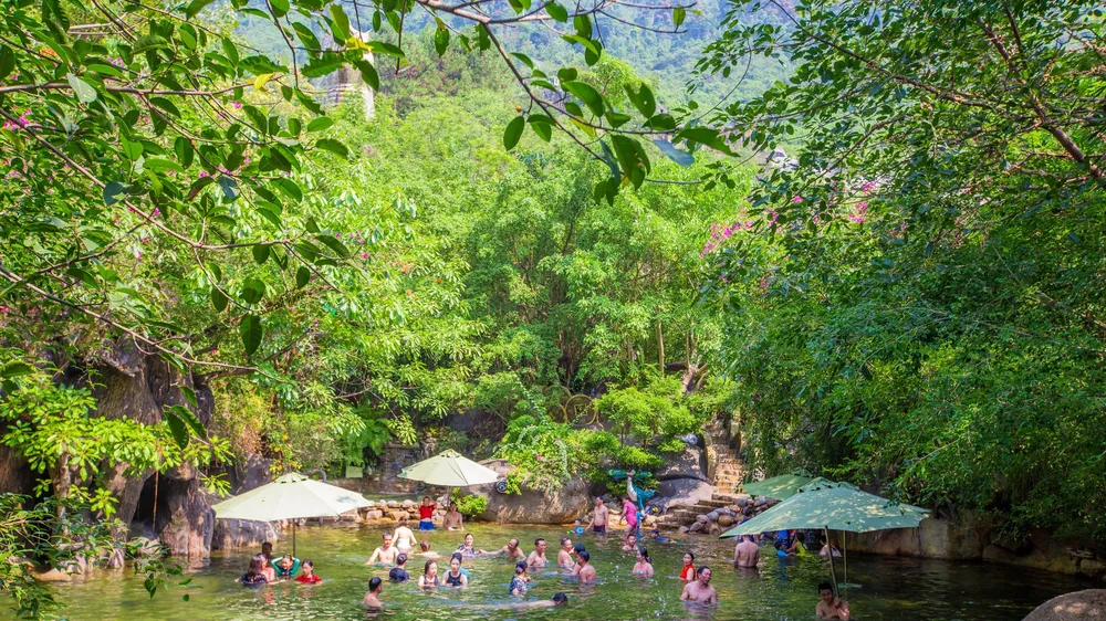 Thời tiết nắng nóng nên du khách chọn khu du lịch có sông suối. Ảnh: XUÂN QUỲNH