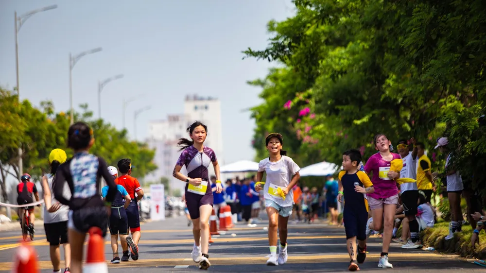 Các vận động viên nhí nỗ lực chạy nước rút ở phần thi cuối của giải IRONKIDS Việt Nam. Ảnh: XUÂN QUỲNH
