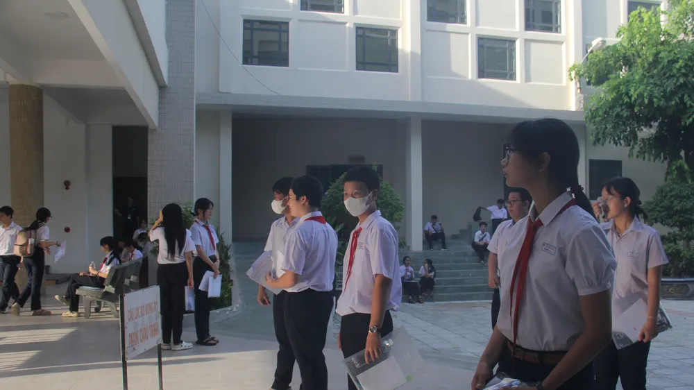 Học sinh thi lớp 10 tại điểm trường THPT Phan Châu Trinh (quận Hải Châu, TP Đà Nẵng)