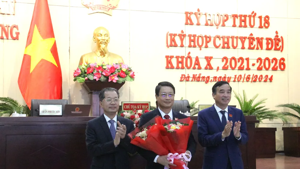 Ông Nguyễn Văn Quảng, Bí thư Thành ủy Đà Nẵng và ông Lê Trung Chinh, Chủ tịch UBND TP Đà Nẵng tặng hoa chúc mừng ông Ngô Xuân Thắng, Chủ tịch HĐND TP Đà Nẵng. Ảnh: XUÂN QUỲNH