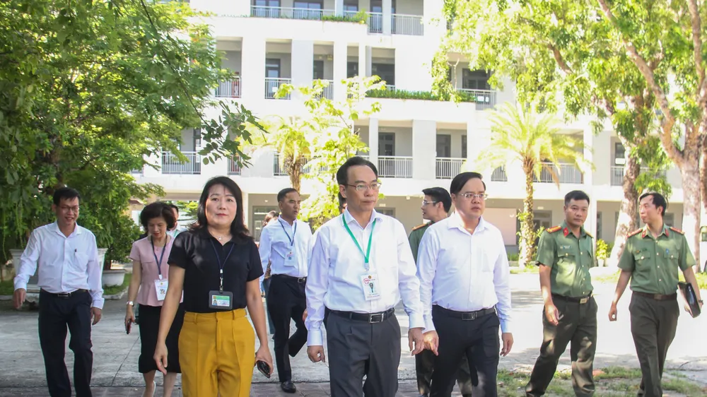 Thứ trưởng Bộ GD-ĐT Hoàng Minh Sơn làm trưởng đoàn đã kiểm tra, khảo sát một số điểm thi, điểm in sao đề thi tại TP Đà Nẵng. Ảnh: XUÂN QUỲNH