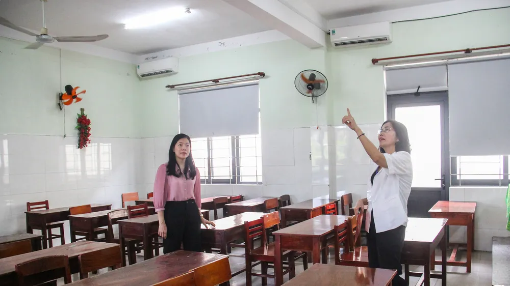 Bà Lê Thị Bích Thuận, Phó trưởng ban thường trực Ban chỉ đạo Kỳ thi Tốt nghiệp THPT năm 2024 tại Đà Nẵng kiểm tra phòng thi tại điểm thi THCS Tây Sơn (quận Hải Châu). Ảnh: XUÂN QUỲNH