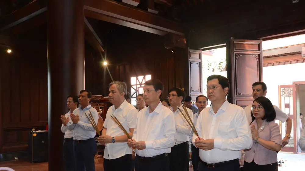 Đồng chí Ngô Xuân Thắng, Ủy viên Ban thường vụ Thành ủy, Chủ tịch HĐND TP Đà Nẵng cùng đoàn công tác dâng hương Đền thờ Liệt sĩ tại Chiến trường Điện Biên Phủ. Ảnh: HÀ LINH