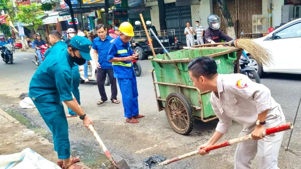 Công tác nạo vét, khơi thông cống rãnh trên địa bàn Đà Nẵng cần phải làm liên tục. Ảnh: XUÂN QUỲNH