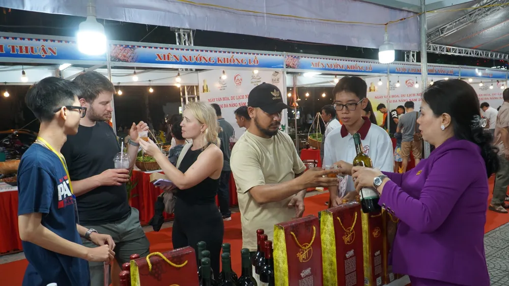 Du khách quốc tế thưởng thức sản phẩm đặc sắc của tỉnh Ninh Thuận. Ảnh: XUÂN QUỲNH