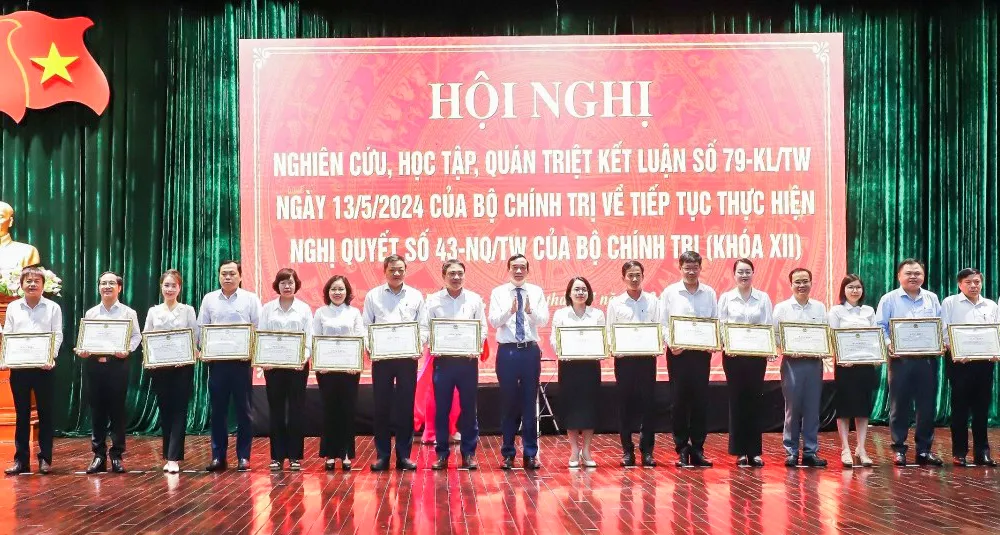 Chủ tịch UBND TP Đà Nẵng tặng Bằng khen cho Văn phòng đại diện Báo Sài Gòn Giải Phóng tại miền Trung vì đã có thành tích trong công tác thông tin, tuyên truyền triển khai thực hiện Nghị quyết số 43-NQ/TW của Bộ Chính trị, Nghị quyết số 119/2020/QH14 của Quốc hội và quá trình xây dựng ban hành Nghị quyết số 136/2024/QH15 của Quốc hội. Ảnh: XUÂN QUỲNH