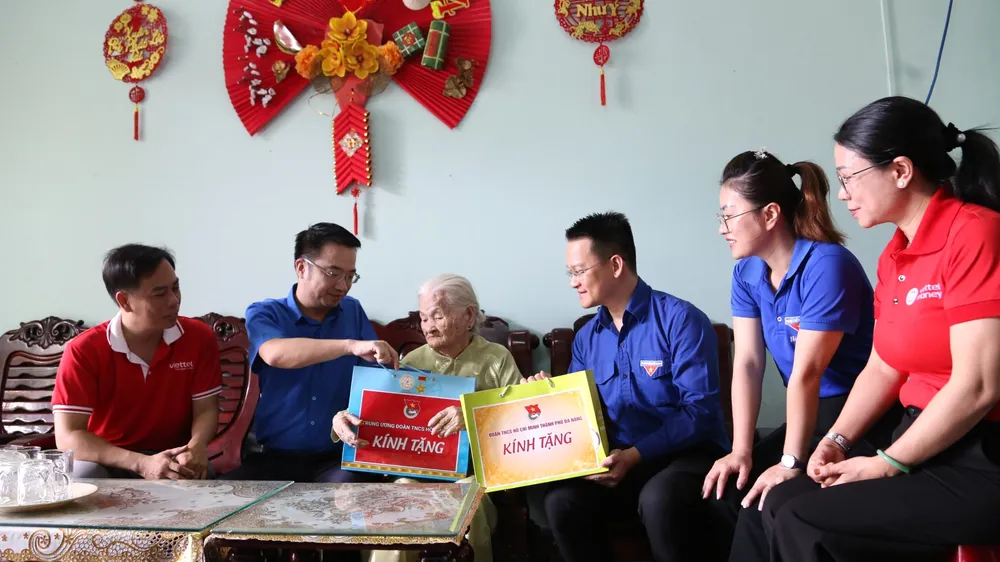 Bí thư Trung ương Đoàn Nguyễn Tường Lâm và Bí thư Thành đoàn Đà Nẵng Nguyễn Mạnh Dũng cùng đoàn viên thanh niên Đà Nẵng tặng quà tri ân Mẹ Việt Nam Anh hùng Đặng Thị Thanh. Ảnh: XUÂN QUỲNH