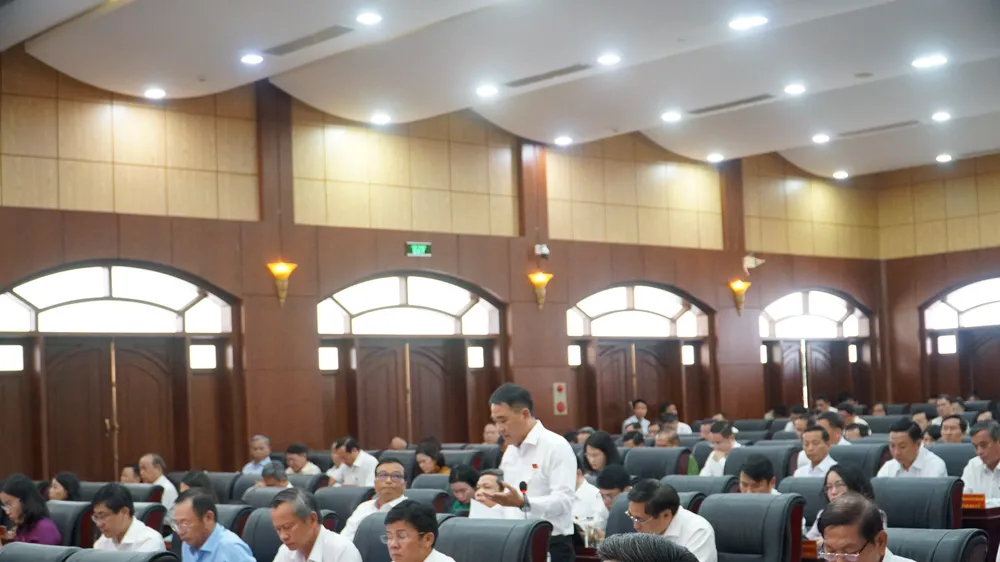 Đại biểu Lương Công Tuấn nêu thực tế về chính sách hỗ trợ doanh nghiệp. Ảnh: XUÂN QUỲNH