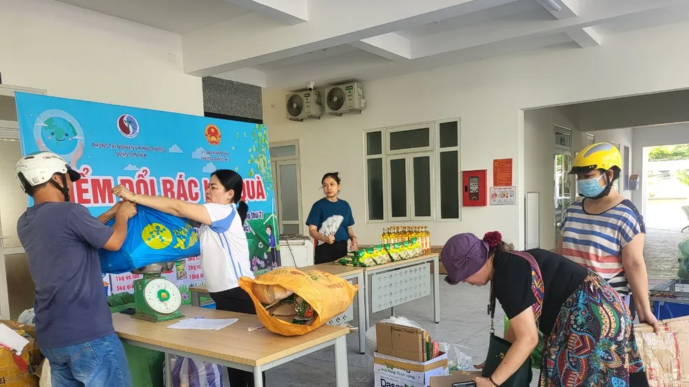 Người dân Đà Nẵng hào hứng tham gia đổi rác lấy quà. Ảnh: XUÂN QUỲNH