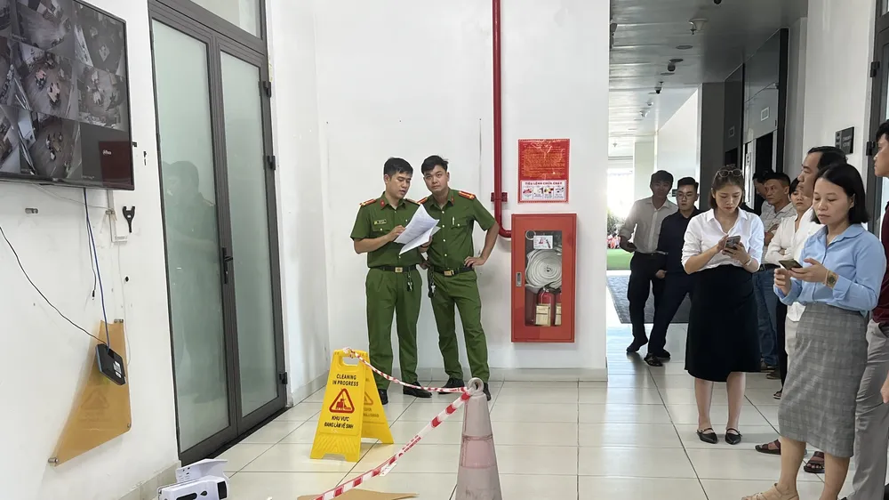 Lực lượng công an kiểm tra hiện trường. Ảnh: Phụ huynh cung cấp