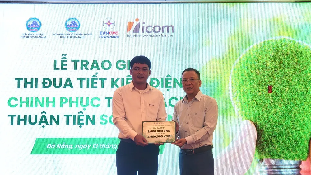 Ban tổ chức trao giải đặc biệt cho hộ gia đình ông Trần Phước Luật. Ảnh: XUÂN QUỲNH