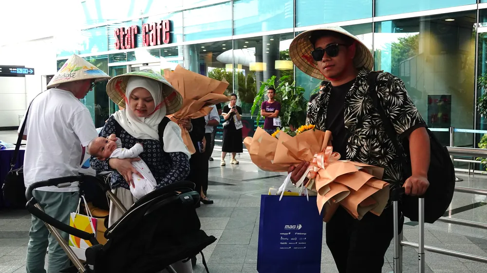 Chào đón du khách Malaysia khi đến với Đà Nẵng. Ảnh: XUÂN QUỲNH