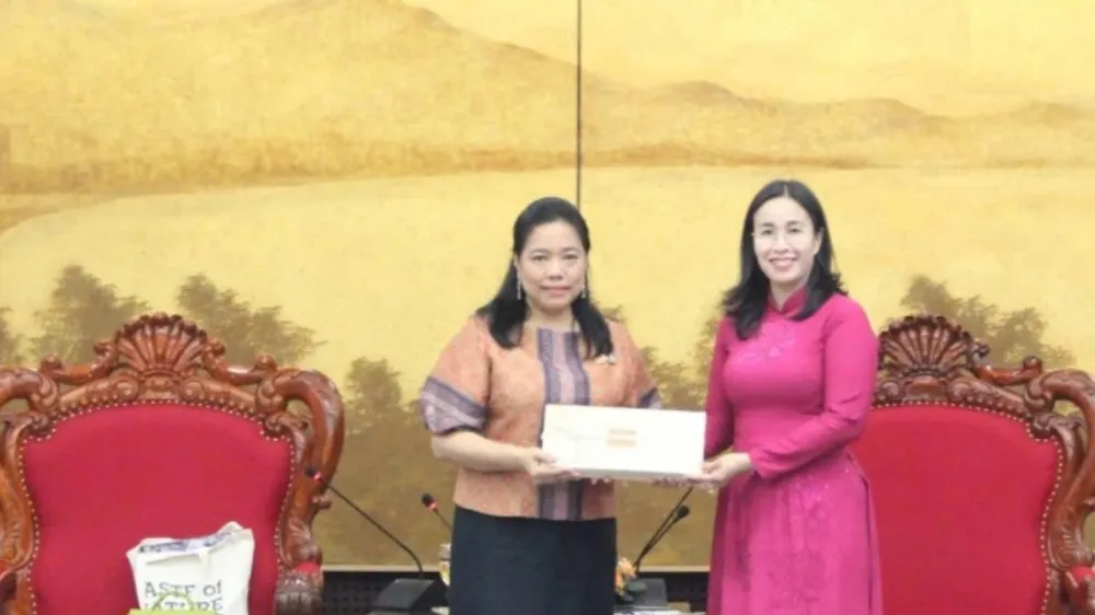 Trao quà lưu niệm hình Cầu Rồng - biểu tượng của Đà Nẵng cho bà Wiraka Moodhitaporn, Tổng Lãnh sự Thái Lan tại TPHCM. Ảnh: XUÂN QUỲNH 