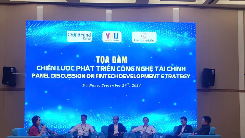 Các diễn giả thảo luận tại hội thảo Phát triển nhân lực và đào tạo Fintech trong thời đại số. Ảnh: XUÂN QUỲNH