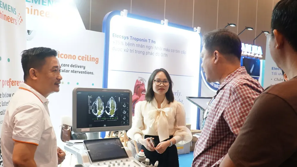 Triển lãm, giới thiệu các thành tựu trong lĩnh vực tim mạch can thiệp. Ảnh: XUÂN QUỲNH