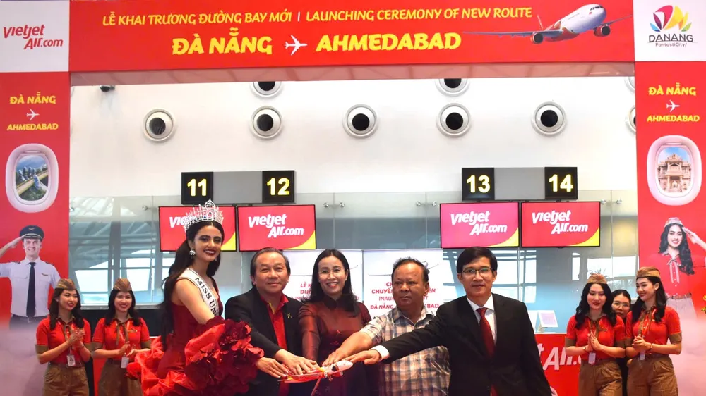 Các đại biểu chạm tay khai trương đường bay Đà Nẵng - Ahmedabad (Ấn Độ). Ảnh: XUÂN QUỲNH