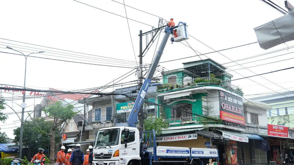 Tổng Công ty Điện lực miền Trung (EVNCPC) tiến hành khắc phục sự cố điện tại khu vực thuộc huyện Thăng Bình, tỉnh Quảng Nam