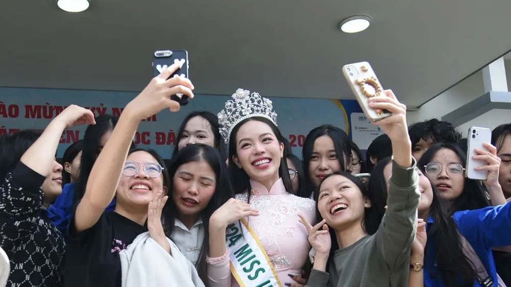 Hoa hậu Quốc tế 2024 Huỳnh Thị Thanh Thủy chụp ảnh với sinh viên Trường Đại học Ngoại ngữ (Đại học Đà Nẵng). Ảnh: XUÂN QUỲNH