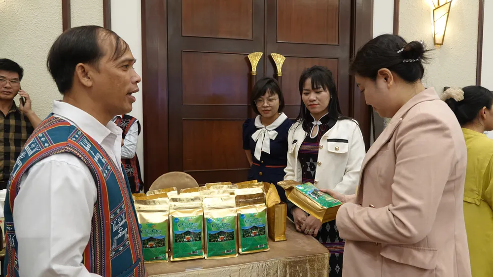 Giới thiệu mô hình, sản phẩm trà (chè) dây Hòa Bắc. Ảnh: XUÂN QUỲNH