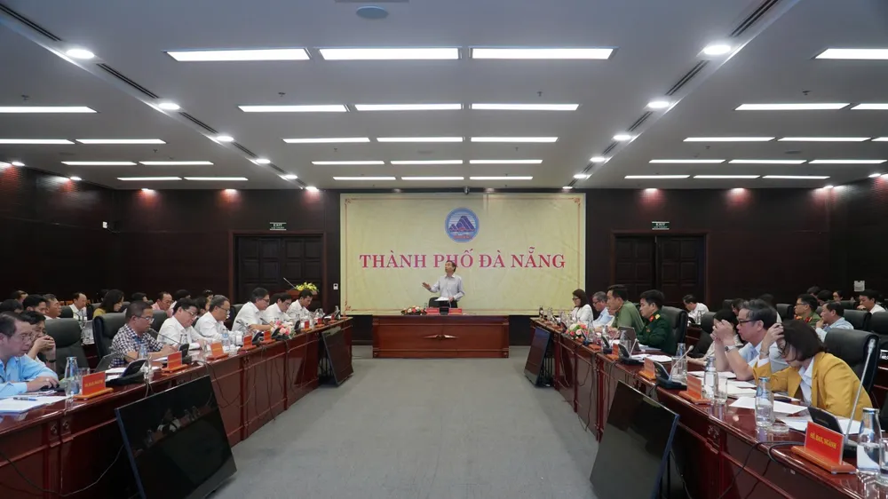 Chủ tịch UBND TP Đà Nẵng Lê Trung Chinh chủ trì hội nghị triển khai nghị quyết của Ủy ban Thường vụ Quốc hội về sắp xếp đơn vị hành chính. Ảnh: XUÂN QUỲNH