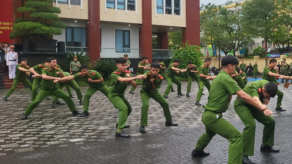 Lực lượng công an huy động lực lượng, phương tiện đồng loạt ra quân tấn công, trấn áp mạnh, có hiệu quả các loại tội phạm và vi phạm pháp luật, đảm bảo an ninh chính trị, trật tự an toàn xã hội, trật tự an toàn giao thông, phòng chống cháy, nổ. Ảnh: XUÂN QUỲNH