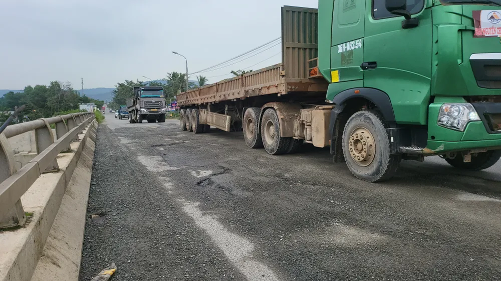 Quốc lộ 14B qua địa phận huyện Hòa Vang là tuyến giao thông huyết mạch kết nối các trục giao thông phía Tây TP Đà Nẵng và đường Hồ Chí Minh đi các tỉnh Tây nguyên. Vì vậy, lượng phương tiện lưu thông qua tuyến rất lớn. Ảnh: XUÂN QUỲNH