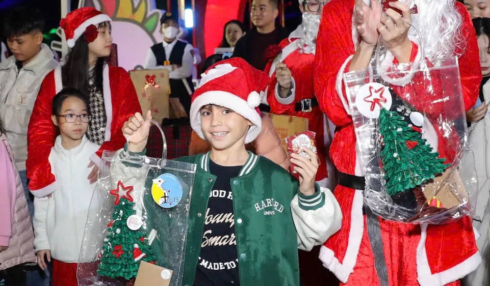 Một du khách được tặng quà tại chương trình “Vui cùng ông già Noel tặng quà”. Ảnh: XUÂN QUỲNH