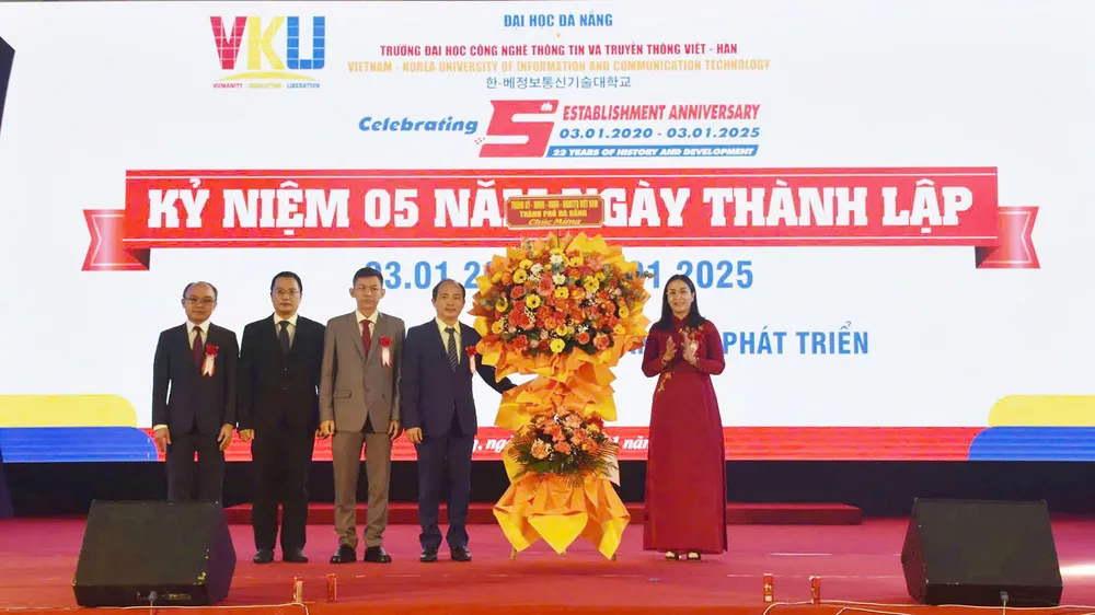 Bà Nguyễn Thị Anh Thi, Phó Chủ tịch UBND TP Đà Nẵng tặng hoa chúc mừng. Ảnh: XUÂN QUỲNH 