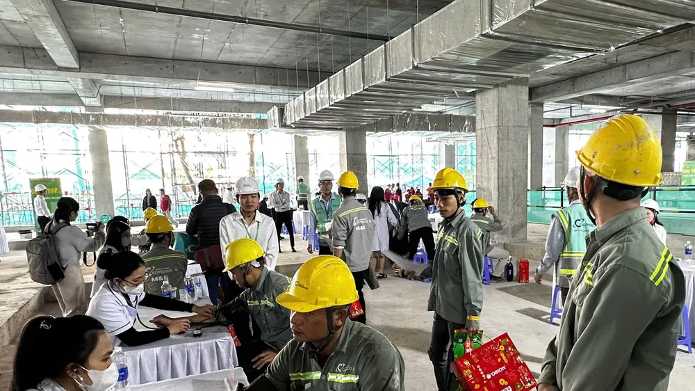 Khám bệnh cho công nhân, người lao động ngay tại công trường. Ảnh: XUÂN QUỲNH