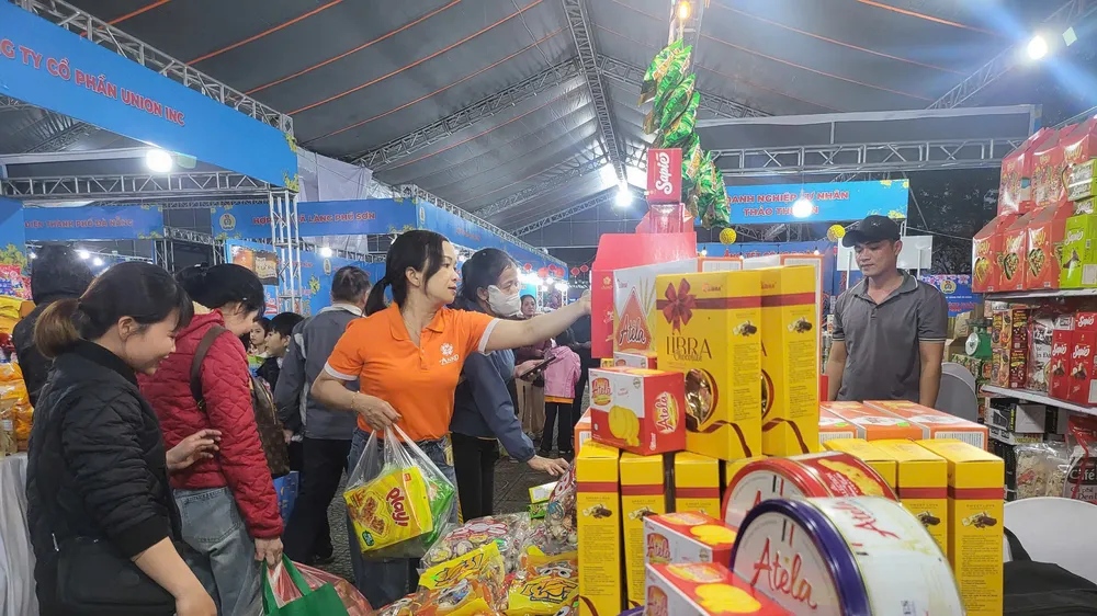 Người lao động mua sắm tại chợ Tết. Ảnh: XUÂN QUỲNH 